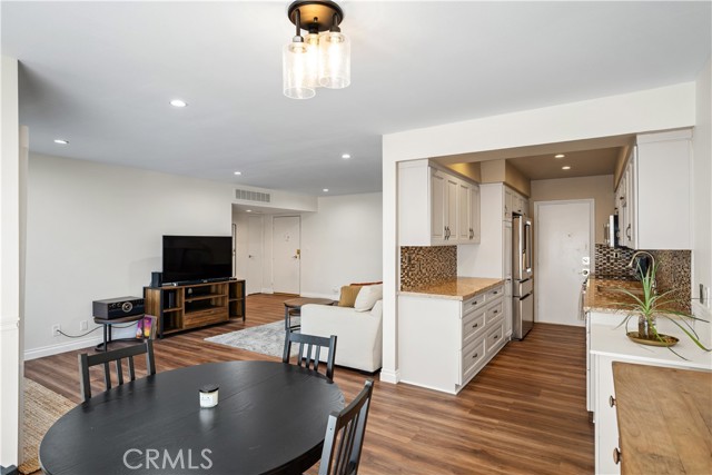 Detail Gallery Image 5 of 17 For 4647 Willis Ave #217,  Sherman Oaks,  CA 91403 - 3 Beds | 2 Baths