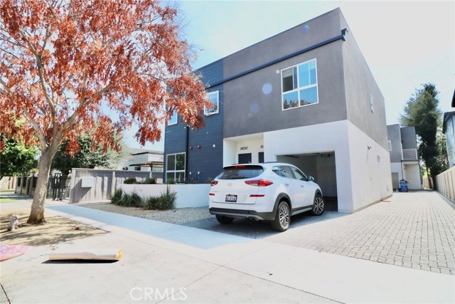 Detail Gallery Image 1 of 16 For 14254 Erwin Street #1/2,  Van Nuys,  CA 91401 - 4 Beds | 3 Baths