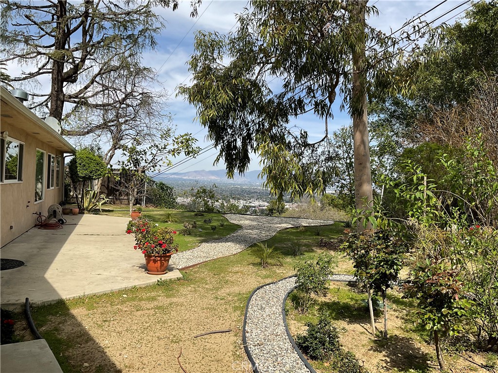 https://media.crmls.org/medias/98f700fb-53d9-4267-ad4f-228aab9891f7.jpg?preset=X-Large