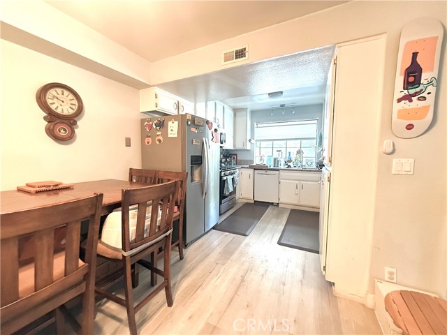 Detail Gallery Image 5 of 16 For 560 Rosewood Ave, Camarillo,  CA 93010 - 2 Beds | 2 Baths