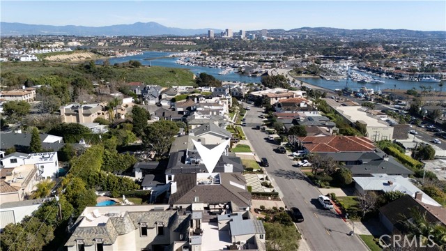 Detail Gallery Image 16 of 51 For 520 Kings, Newport Beach,  CA 92663 - 4 Beds | 4 Baths