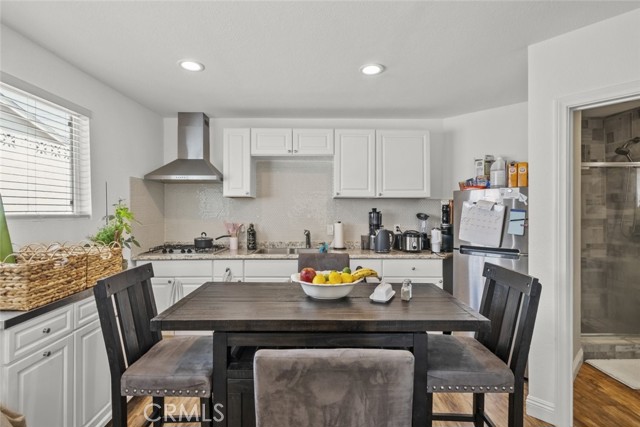 7750 Eton Avenue, Canoga Park CA: https://media.crmls.org/medias/98f9d4c6-867e-4568-9098-b8667bc53de2.jpg
