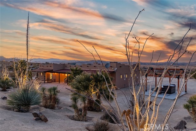 Detail Gallery Image 5 of 58 For 7030 Mile Square Rd, Joshua Tree,  CA 92252 - 3 Beds | 3 Baths