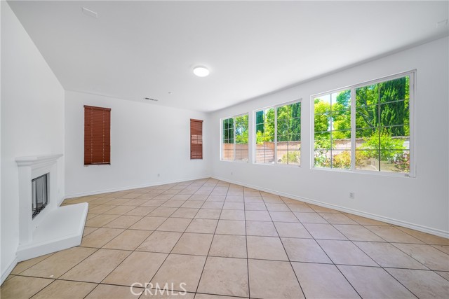 5662 Galasso Avenue, Fontana CA: https://media.crmls.org/medias/9904c64b-9f52-4771-993b-030c42f1fd91.jpg