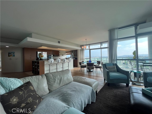 13700 Marina Pointe Drive, Marina del Rey CA: https://media.crmls.org/medias/99073432-210a-476e-ba46-c7f09b887aec.jpg