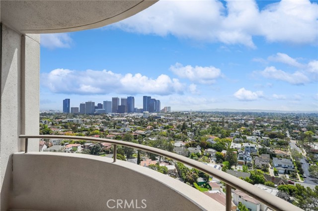 Detail Gallery Image 34 of 40 For 10560 Wilshire Bld #1405,  Los Angeles,  CA 90024 - 2 Beds | 3 Baths