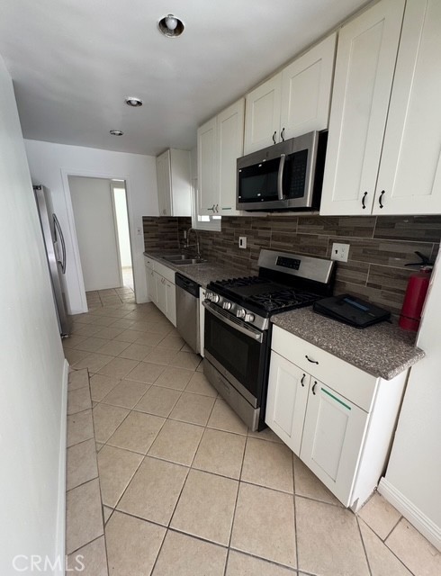 Detail Gallery Image 6 of 20 For 7514 Beckford Ave, Reseda,  CA 91335 - 8 Beds | 5 Baths