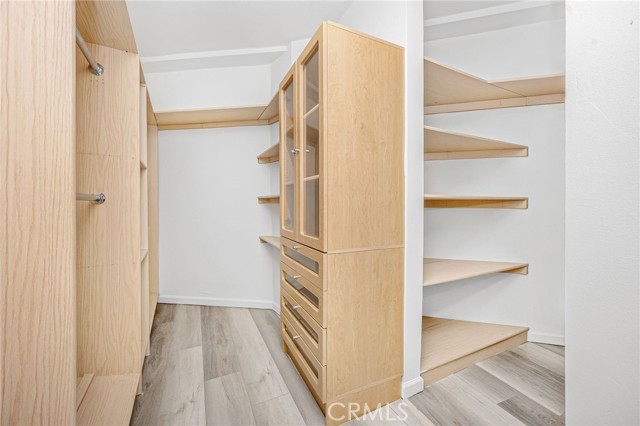 5220 Medina Road, Woodland Hills CA: https://media.crmls.org/medias/991106b0-d7fd-4196-9d22-e984acdf3b4d.jpg