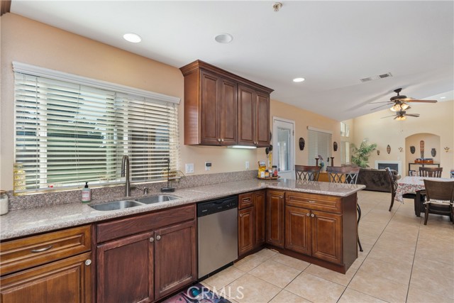 Detail Gallery Image 15 of 17 For 1535 W Persimmon, Rialto,  CA 92377 - 5 Beds | 3 Baths