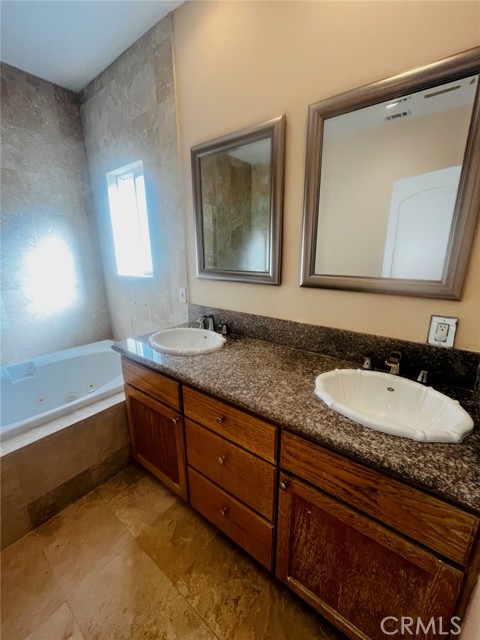 Detail Gallery Image 17 of 25 For 7445 Yarmouth Ave, Reseda,  CA 91335 - 4 Beds | 3 Baths