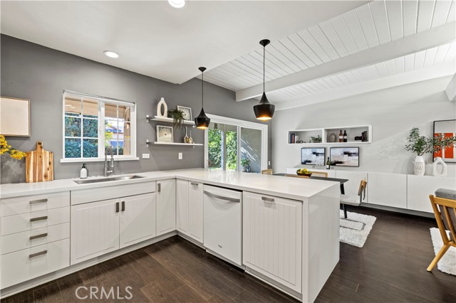 Detail Gallery Image 13 of 55 For 21206 Merridy St, Chatsworth,  CA 91311 - 4 Beds | 3 Baths