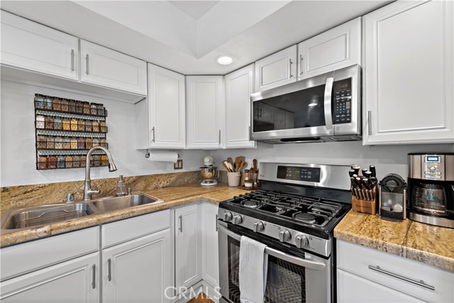 Detail Gallery Image 13 of 35 For 214 via Robina #1,  San Clemente,  CA 92672 - 2 Beds | 2 Baths