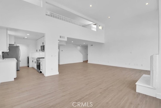 390 S Sepulveda Boulevard, Brentwood CA: https://media.crmls.org/medias/991a0279-eb24-47f7-b646-08fc021ec209.jpg
