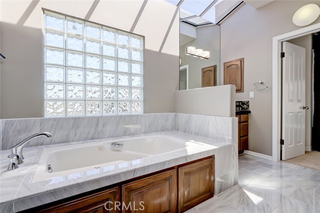 Soaking tub