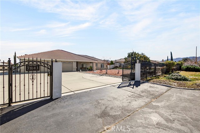 Detail Gallery Image 2 of 52 For 7841 Corona, Hesperia,  CA 92345 - 3 Beds | 2 Baths