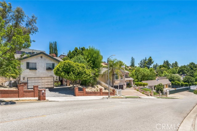 Detail Gallery Image 14 of 15 For 11922 Louise Ave, Granada Hills,  CA 91344 - 4 Beds | 3 Baths