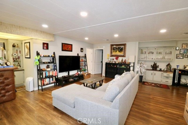 731 Glenlake Drive, Placentia CA: https://media.crmls.org/medias/99222123-fc84-44dd-82f8-0adf9fa60c39.jpg