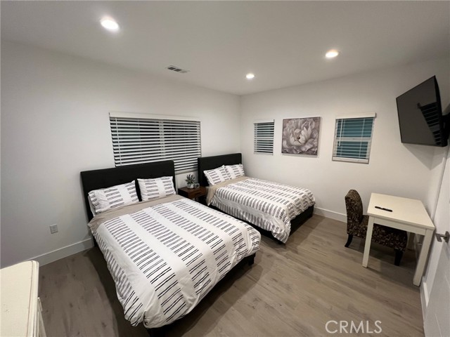 Detail Gallery Image 8 of 35 For 22050 Hart St, Canoga Park,  CA 91303 - 3 Beds | 3 Baths