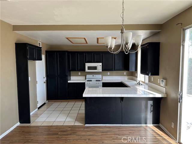 Detail Gallery Image 9 of 14 For 323 Camden Ct, Corona,  CA 92879 - 3 Beds | 2/1 Baths