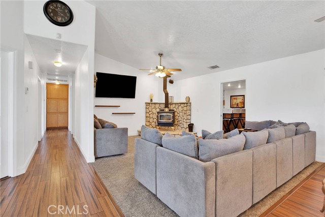 Detail Gallery Image 9 of 45 For 11020 Blue Jay Way, Oak Hills,  CA 92344 - 5 Beds | 2 Baths