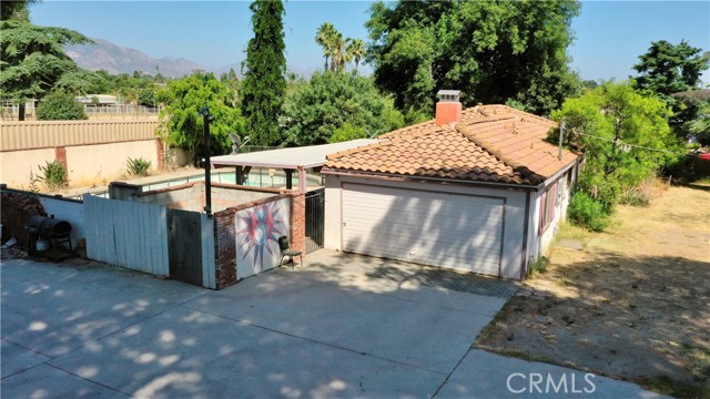 13394 Glenoaks Blvd photo 2