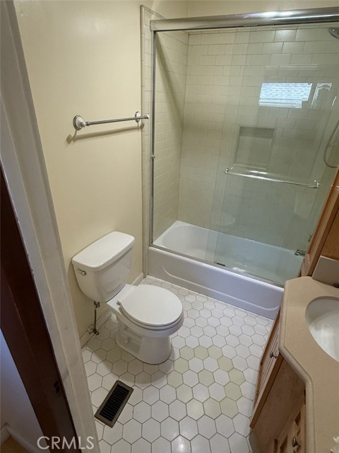 Detail Gallery Image 16 of 30 For 881 Winona Ave, Pasadena,  CA 91103 - 4 Beds | 3 Baths