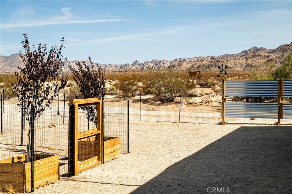 https://media.crmls.org/medias/993e9f0b-37f6-4d98-ab5d-a86af7469619.jpg?preset=X-Large