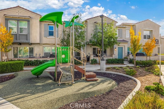 Detail Gallery Image 5 of 41 For 7155 Citrus Ave #302,  Fontana,  CA 92336 - 3 Beds | 2/1 Baths