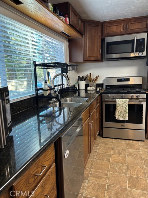 Detail Gallery Image 9 of 19 For 2667 Hunsaker, Running Springs,  CA 92382 - 4 Beds | 2 Baths