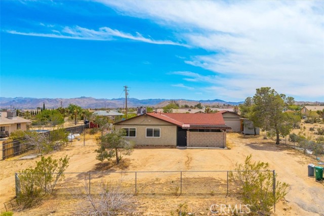 58331 Caliente Street, Yucca Valley CA: https://media.crmls.org/medias/99473c00-9330-4cf5-a5c1-82d0db40cff7.jpg