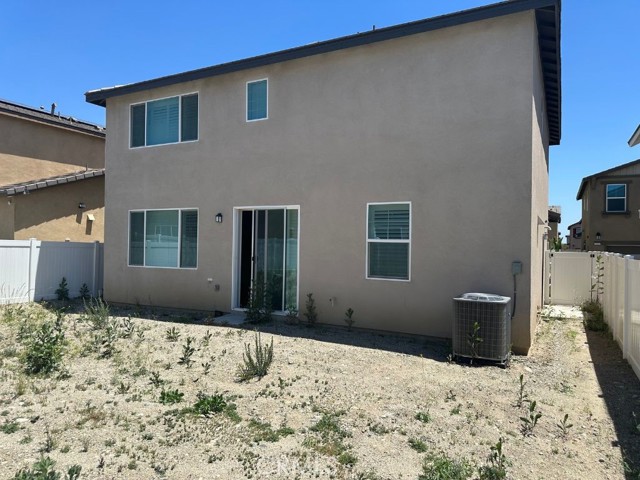 Detail Gallery Image 5 of 31 For 2511 Gunner Ridge Way, Rialto,  CA 92377 - 3 Beds | 2/1 Baths