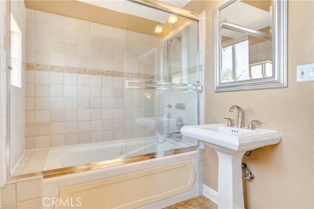 Detail Gallery Image 19 of 29 For 5102 Medina Rd, Woodland Hills,  CA 91364 - 2 Beds | 2 Baths
