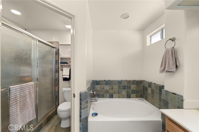 831 Arbor Cir, La Verne CA: https://media.crmls.org/medias/994deb77-8d19-4f6c-bdcc-0d30aa4f7737.jpg