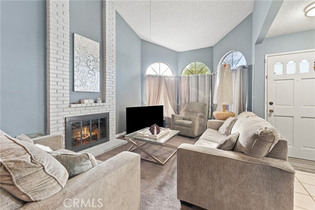 Detail Gallery Image 6 of 31 For 11557 Oakwood, Fontana,  CA 92337 - 3 Beds | 2/1 Baths