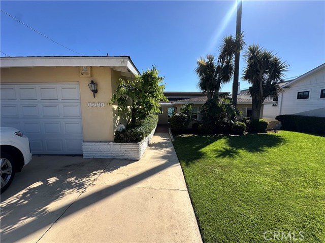 Detail Gallery Image 3 of 9 For 1221 Kings Road, Newport Beach,  CA 92663 - 3 Beds | 2 Baths