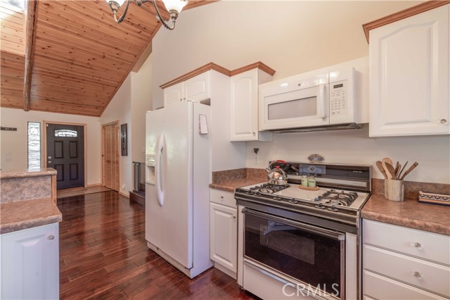 Detail Gallery Image 11 of 63 For 366 Mason Ln, Big Bear City,  CA 92314 - 5 Beds | 4/1 Baths