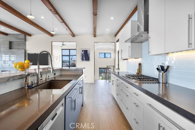 1032 6th, Hermosa Beach, California 90254, 4 Bedrooms Bedrooms, ,3 BathroomsBathrooms,Residential,Sold,6th,SB22136354