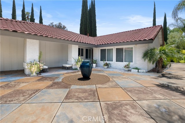 6065 Saint Augustine Drive, Riverside CA: https://media.crmls.org/medias/9954404d-00c2-471c-9832-6e73c1f3df43.jpg