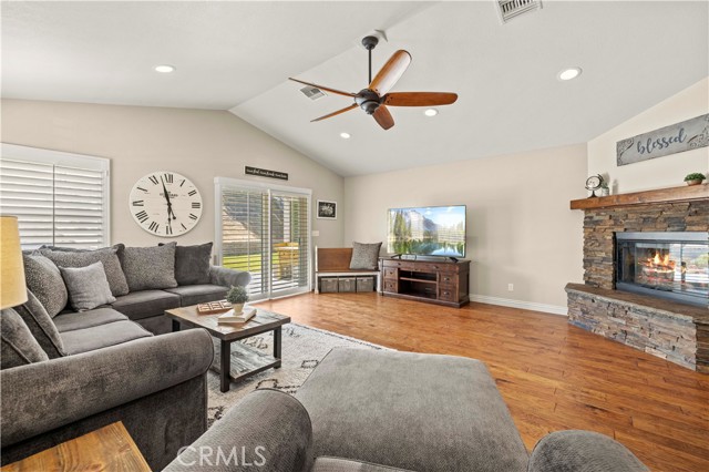 28631 Winterdale Drive, Canyon Country CA: https://media.crmls.org/medias/995476f8-ac81-4c3a-b13e-723ce6856c90.jpg