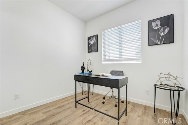 Detail Gallery Image 14 of 16 For 11950 Vanowen Ave, North Hollywood,  CA 91605 - 4 Beds | 3/1 Baths