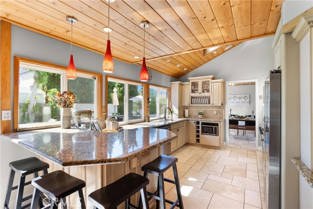 20571 Reef Lane, Huntington Beach CA: https://media.crmls.org/medias/995e5172-5bcc-4833-9864-abe4ca2fc87f.jpg
