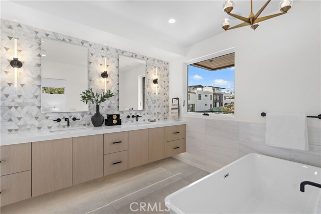 Detail Gallery Image 16 of 28 For 602 Iris Ave, Corona Del Mar,  CA 92625 - 3 Beds | 3/2 Baths