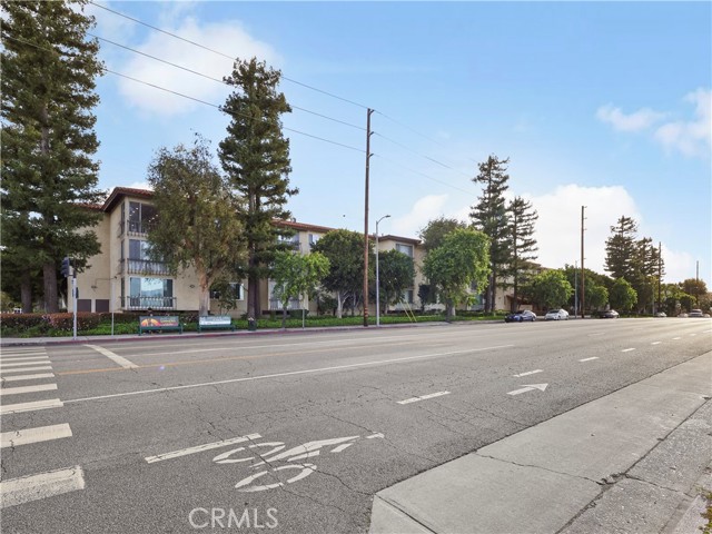 12720 Burbank Boulevard, Valley Village CA: https://media.crmls.org/medias/995eb85f-0af6-432a-b2ec-e4453f8cd3ce.jpg