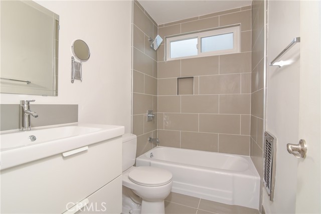 Detail Gallery Image 13 of 20 For 11921 Goshen Ave #4,  Los Angeles,  CA 90049 - 2 Beds | 2 Baths