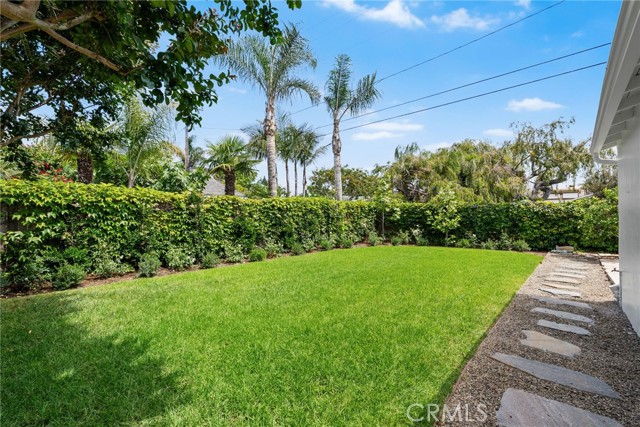 340 Broadway, Costa Mesa CA: https://media.crmls.org/medias/996b59ef-eec6-4d40-9046-3030a31d2f9b.jpg