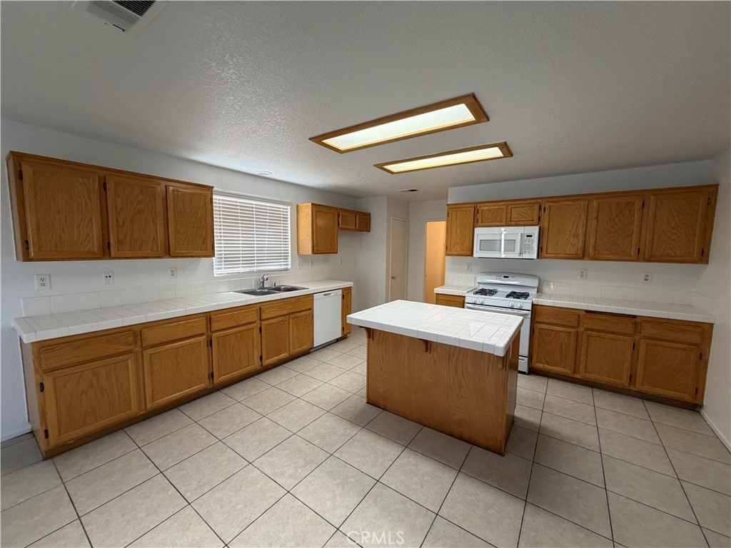 https://media.crmls.org/medias/996f2d6a-d509-4ce9-9672-77f420fe47f6.jpg?preset=X-Large