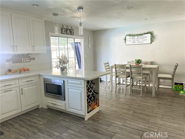 Detail Gallery Image 4 of 17 For 239 E Crestview St, Corona,  CA 92879 - 4 Beds | 2/1 Baths