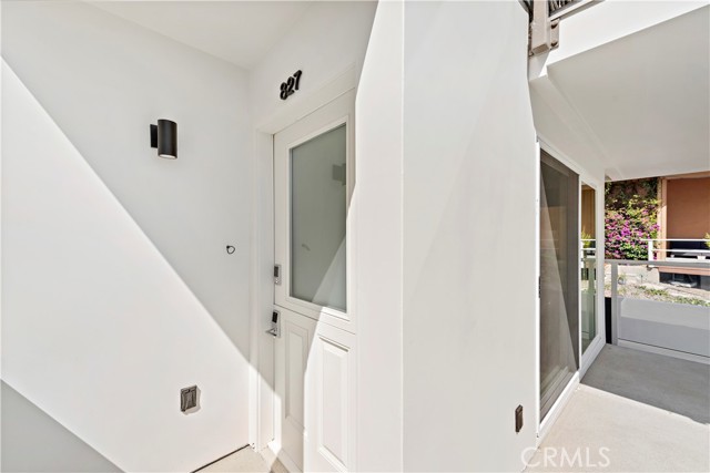 827 Cliff Drive, Laguna Beach CA: https://media.crmls.org/medias/9971bc19-5090-4980-892b-c65cdbbb58a2.jpg