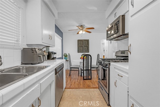 6640 Darby Avenue, Reseda CA: https://media.crmls.org/medias/99730cd5-1ce1-4e33-8270-10f1f0f4f27a.jpg