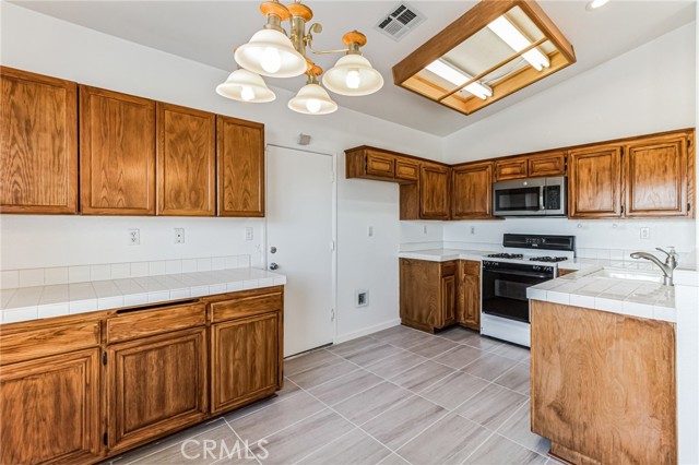 Detail Gallery Image 8 of 27 For 6012 Sandpiper Pl, Palmdale,  CA 93552 - 4 Beds | 2 Baths